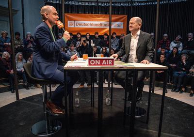 Politik, Live-Radioshow mit Olaf Scholz in Berlin-stock-photo