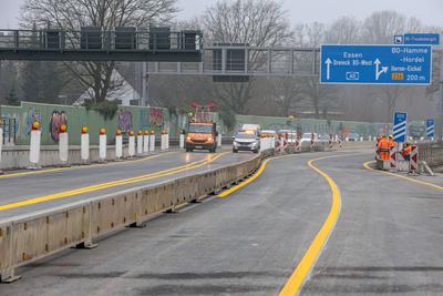 Baustelle der Schlachthofbr?cke der Autobahn A40 in Bochum - A40-Sperrung bei Bochum endet.-stock-foto