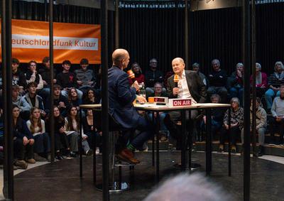 Politik, Live-Radioshow mit Olaf Scholz in Berlin-stock-photo