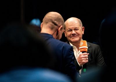 Politik, Live-Radioshow mit Olaf Scholz in Berlin-stock-photo