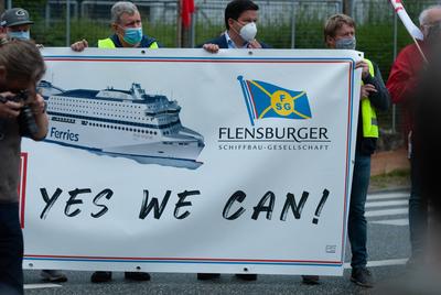 Flensburg: Kundgebung vor der FSG Demonstranten vor dem Eingang der Werft, sie halten Transparent vor mit der Aufschrif-stock-photo