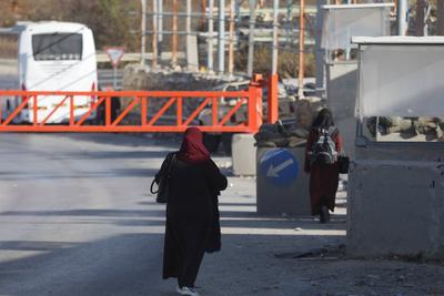 Israeli army forces close the entrances and roads of the city of Hebron in the West Bank-stock-photo