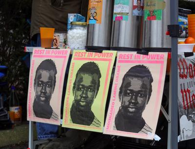 02.12.2024,Deutschland, NRW, Prozesse, Demonstrationen,Plakate vor dem Landgericht Dortmund sollen an Mouhamed Drame erinnern, der vor zwei Jahren von einem Polizisten erschossen wurde,-stock-foto