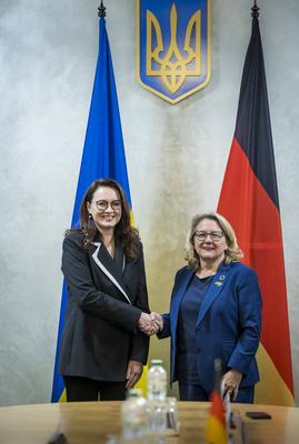 Reise BMin Schulze in die Ukraine-stock-photo