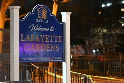 Two people shot at lafayette gardens nycha housing complex in brooklyn new york-stock-foto