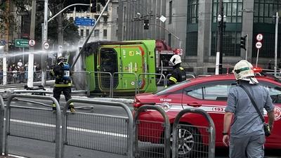 Electric bus overturns in downtown sao paulo-stock-foto
