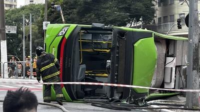 Electric bus overturns in downtown sao paulo-stock-foto