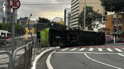 Electric bus overturns in downtown sao paulo-stock-foto