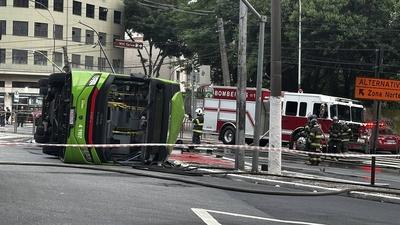 Electric bus overturns in downtown sao paulo-stock-foto