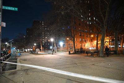 Two people shot at lafayette gardens nycha housing complex in brooklyn new york-stock-foto