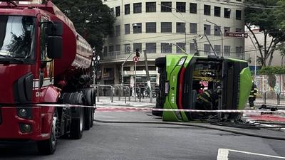 Electric bus overturns in downtown sao paulo-stock-foto