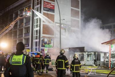 Imbiss in Hammerbrook in Flammen Feuerwehr im Gro?einsatz Ein Imbiss in der S?derstra?e in Hammerbrook stand am fr?hen A-stock-foto