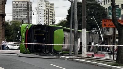 Electric bus overturns in downtown sao paulo-stock-foto