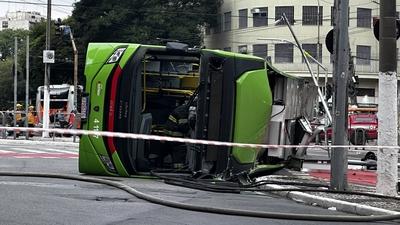 Electric bus overturns in downtown sao paulo-stock-foto