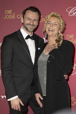 Victoria Herrmann mit Ehemann David B?thig-stock-foto
