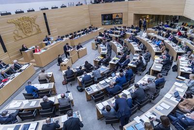 Auftaktsitzung zur Beratung des Doppelhaushalts f?r die Jahre 2025/2026. Der Landtag von Baden-W?rttemberg debattiert ?b-stock-foto