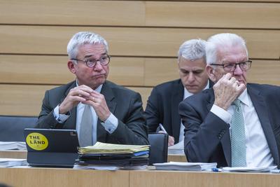 Winfried Kretschmann, Ministerpr?sident, Gr?ne. Daneben sein Stellvertreter, Innenminister Thomas Strobl (CDU). Auftakts-stock-foto