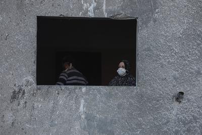 Palestinian residents of the area inspect the targeted building and surrounding structures that sustained damage after Israeli attack on Nuseirat-stock-foto