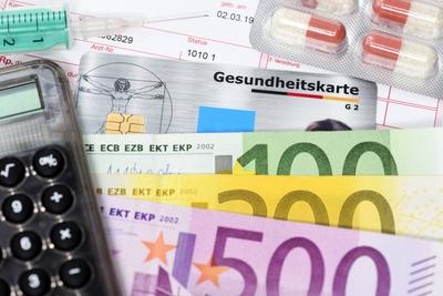Gesundheitskarte mit Geldscheinen, Krankenkassenbeitr?ge *** Health card with money health insurance contributions-stock-foto