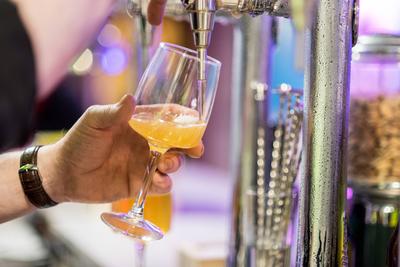 Bartender pouring lager beer in a glass. Shallow dof, selective focus. Bartender pouring lager beer in a glass. Shallow-stock-foto