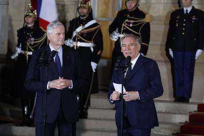 Passation de pouvoir a Matignon entre Michel Barnier et Francois Bayrou-stock-foto