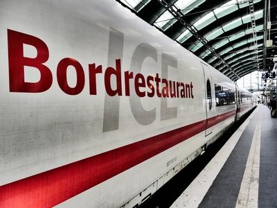 Berlin Friedrichshain Ostbahnhof ICE Bordrestaurant Berlin Ostbahnhof-stock-foto