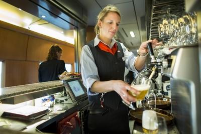 Bildnummer: 60651326  Datum: 29.01.2013  Copyright: imago/Koall4227 / Deutsche Bahn - Arbeit des Zugchefs: EUROPA, GERMANY, , Berlin - Hannover, 29.01.2013: Doreen Lindequist, Erste Restaurantleiterin, zapft Bier im Bordbistro in einem ICE der Deutschen Bahn AG am January 29, 2013 in Berlin - Hannover, GERMANY, waehrend einer Zugfahrt nach Hannover. - Gesellschaft GER Berlin Verkehr Bahn Schiene Fotostory ICE Arbeitswelten DB xcb x0x 2013 quer  60651326 Date 29 01 2013 Copyright Imago Koall  German Railway Work the  Europe Germany Berlin Hanover 29 01 2013 Doreen Lindequist First Restaurant manager tap Beer in Bistro board in a ICE the German Railway AG at January 29 2013 in Berlin Hanover Germany  a Train ride after Hanover Society ger Berlin Traffic Railway Rail Photo Story ICE world of work DB  x0x 2013 horizontal-stock-photo