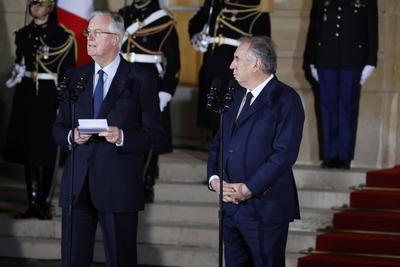 Passation de pouvoir a Matignon entre Michel Barnier et Francois Bayrou-stock-foto