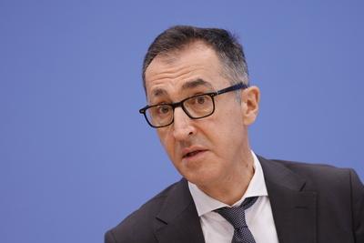 Bundesminister f?r Bildung und Forschung Cem ?zdemir, Deutschland, Berlin, Bundespressekonferenz, Thema: Gemeinsame Erkl-stock-foto