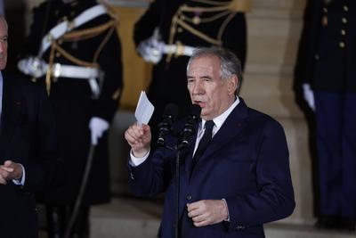 Passation de pouvoir a Matignon entre Michel Barnier et Francois Bayrou-stock-foto