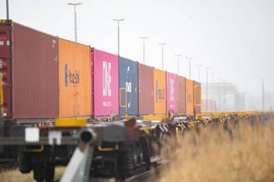 Stock- und Symbolbilder I 14.01.2022 Bilder vom Hamburger Hafen. Gestapelte Container 10-Fu?-Container, 20-Fu?-Containe-stock-photo