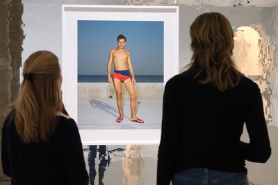13.12.2024, Frankfurt, DEU Das Staedel Museum, Sammlung Gegenwartskunst, zeigt einen Auswahl Beachs Portraits der Kuenst-stock-foto