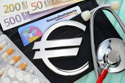 Gesundheitskarte Geldscheine Stethoskop und Eurozeichen Erh?hung der Krankenkassenbeitr?ge-stock-foto