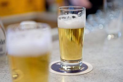 B?nde, Deutschland 09.11.2019: Symbol Bier Gezapftes Bier , B?nde Nordrhein-Westfalen Deutschland *** B?nde, Germany 09-stock-foto