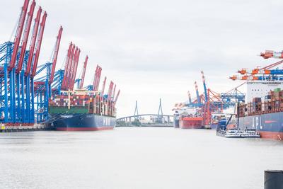 Gr??tes Containerschriff der Welt im Hamburger Hafen - Hyundai Merchant Marine - Frachter HMM Algeciras legt am Contain-stock-foto