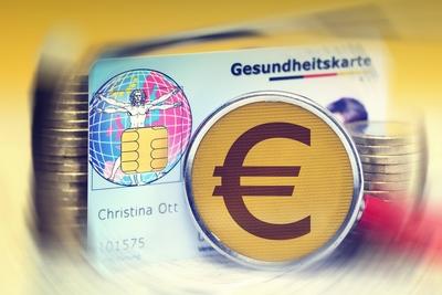 Gesundheitskarte, Stethoskop und M?nzstapel, Symbolfoto Krankenkassenbeitr?ge-stock-foto
