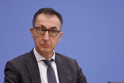 Bundesminister f?r Bildung und Forschung Cem ?zdemir, Deutschland, Berlin, Bundespressekonferenz, Thema: Gemeinsame Erkl-stock-foto