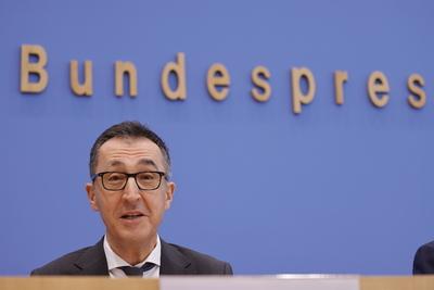 Bundesminister f?r Bildung und Forschung Cem ?zdemir, Deutschland, Berlin, Bundespressekonferenz, Thema: Gemeinsame Erkl-stock-foto