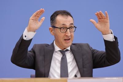 Bundesminister f?r Bildung und Forschung Cem ?zdemir, Deutschland, Berlin, Bundespressekonferenz, Thema: Gemeinsame Erkl-stock-foto