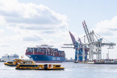 COSCO SHIPPING SAGITTARIUS im Hamburger Hafen - Container Terminal Tollerort in Hamburg -;COSCO SHIPPING SAGITTARIUS im-stock-foto