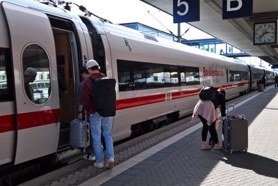 Der ICE 22 von Wien Hbf nach Dortmund Hbf legt waehrend der Fahrt eine Entfernung von etwa 738 km zurueck. Er macht u.a.-stock-foto