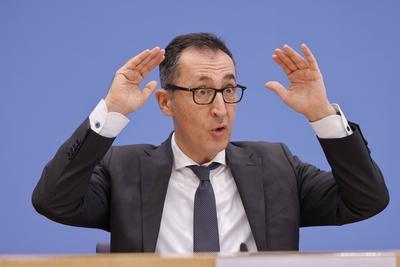 Bundesminister f?r Bildung und Forschung Cem ?zdemir, Deutschland, Berlin, Bundespressekonferenz, Thema: Gemeinsame Erkl-stock-foto