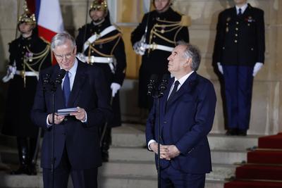 Passation de pouvoir a Matignon entre Michel Barnier et Francois Bayrou-stock-foto