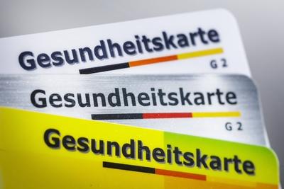 Gesundheitskarten verschiedener Krankenkassen. Berlin, 03.01.2019. Berlin Deutschland *** Health cards of various healt-stock-foto