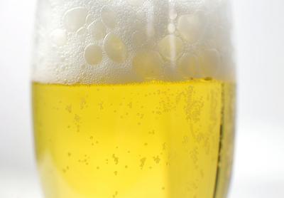 Frisch gezapftes Bier Sprudelndes frisch gezapftes Bier mit Schaumkrone im Bierglas, am 07.12.2016. Berlin Berlin Deutsc-stock-foto