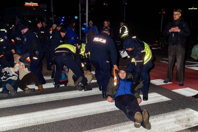 Several hours of blockade of one of the most important roads in Warsaw by the Last Generation.-stock-foto