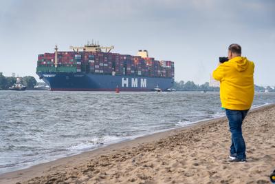 Gr??tes Containerschriff der Welt im Hamburger Hafen - Hyundai Merchant Marine - Frachter HMM Algeciras legt am Contain-stock-photo