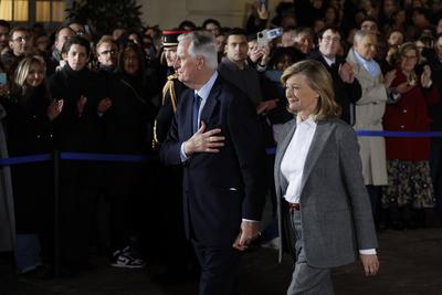 Passation de pouvoir a Matignon entre Michel Barnier et Francois Bayrou-stock-foto