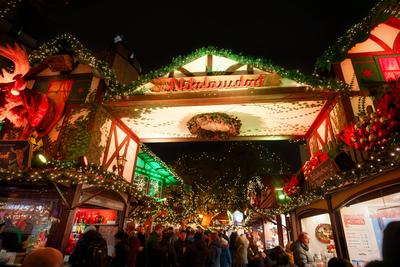 Weihnachtsmarkt Nikolausdorf in der K?lner Altstadt Eingangsportal zum Weihnachtsmarkt Nikolausdorf in der K?lner Altsta-stock-foto