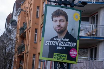 Wahlplakate der Partei B?ndnis90/Die Gr?nen mit Bundestagskandidaten Stefan Gelbhaar zur beworstehenden teilweisen Wiede-stock-foto